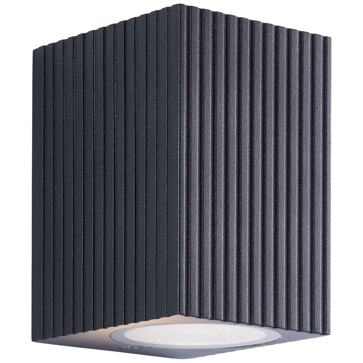 Jelani Svart utendørslampe Fra Brilliant - Lampen er designet for å spre et fokusert lys nedover, noe som skaper en vakker lyseffekt på veggen og bidrar til både trygghet og atmosfære i utendørsmiljøer.