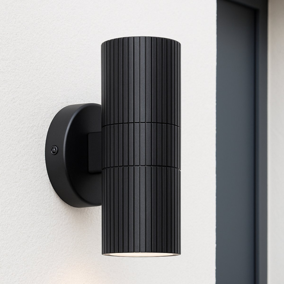 Keola Svart utendørslampe Fra Brilliant - Keola fasadelampe med dobbel lysretning er et moderne og funksjonelt tillegg til utendørsbelysningen din.