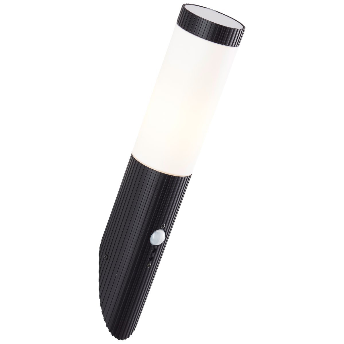 Cassio Svart utendørslampe Fra Brilliant - Lampen er utstyrt med en integrert bevegelsessensor som automatisk aktiverer belysningen når det er bevegelse – en ideell løsning for inngangspartier, innkjørsler eller hagestier der sikkerhet og komfort er viktig.