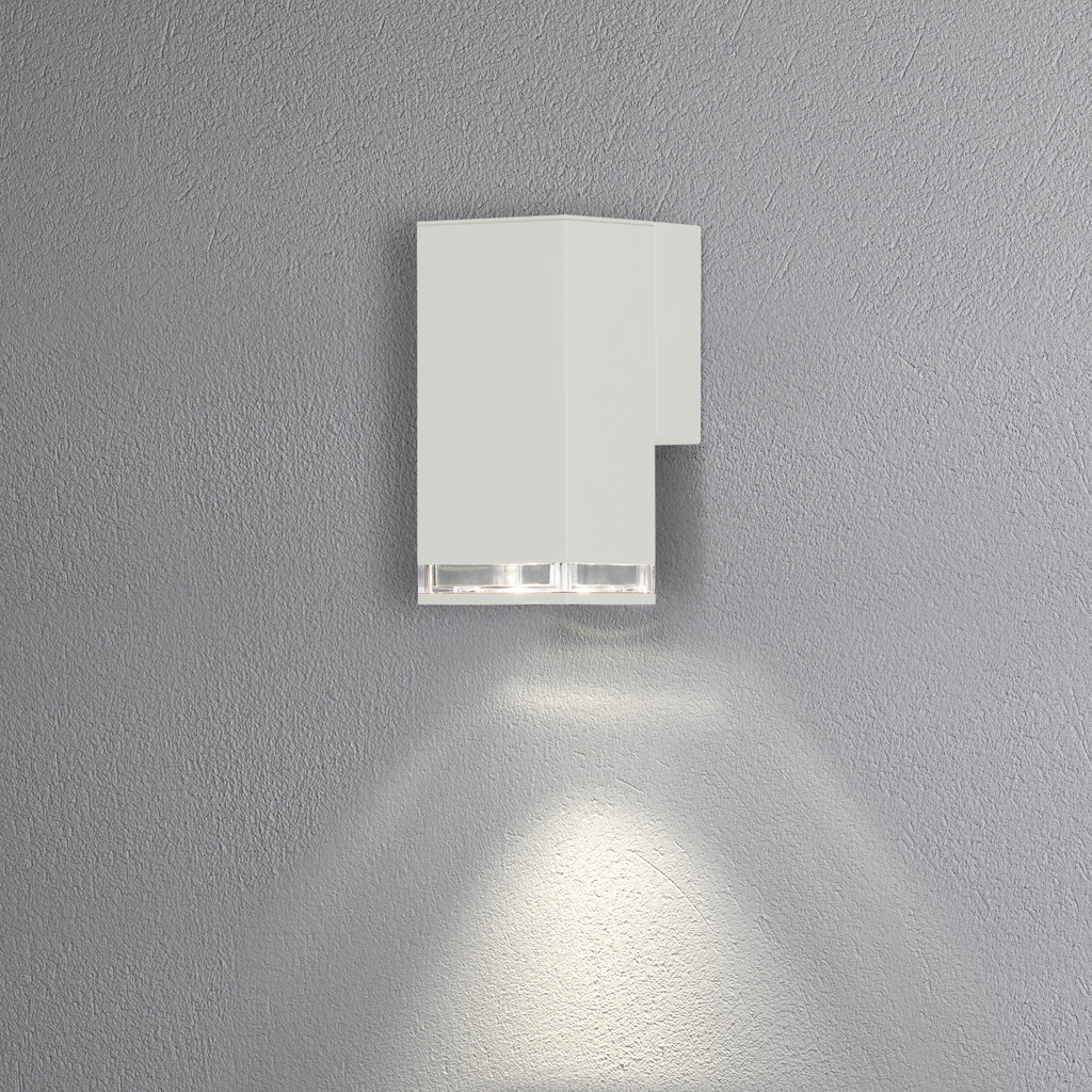 Pollux Hvit utendørslampe Fra Konstsmide - Med sin kubeformede design og direkte lys er den ideell for å skape en sofistikert atmosfære i innganger og ganger.