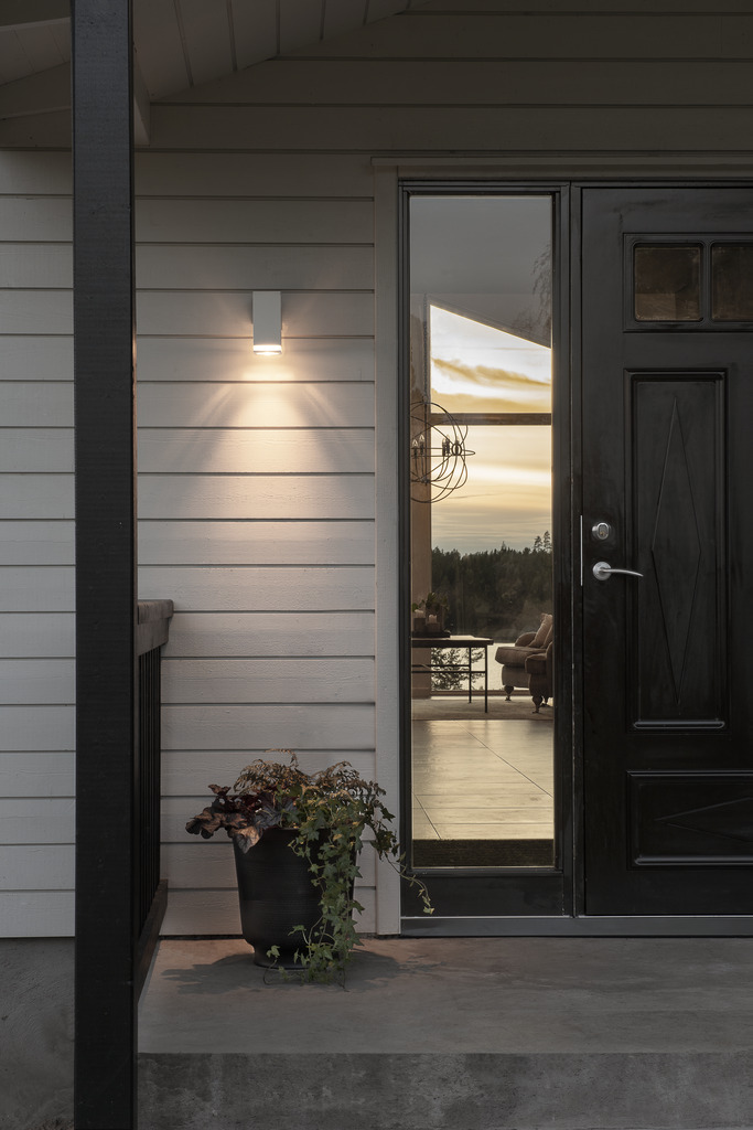 Pollux Hvit utendørslampe Fra Konstsmide - Med sin kubeformede design og direkte lys er den ideell for å skape en sofistikert atmosfære i innganger og ganger.