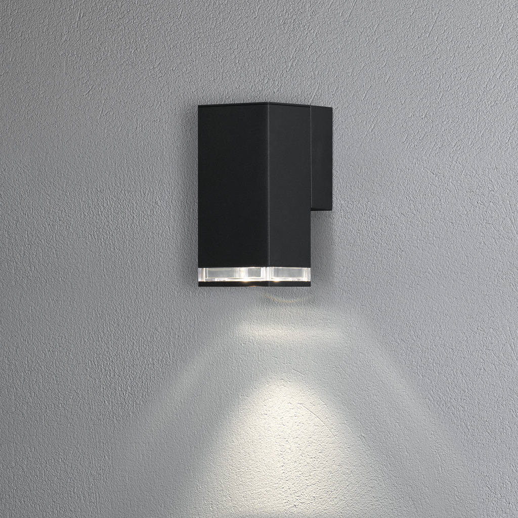 Pollux Svart utendørslampe Fra Konstsmide - Lampen retter lyset nedover, noe som gir en myk og behagelig glød som skaper trygghet og eleganse i utemiljøet.