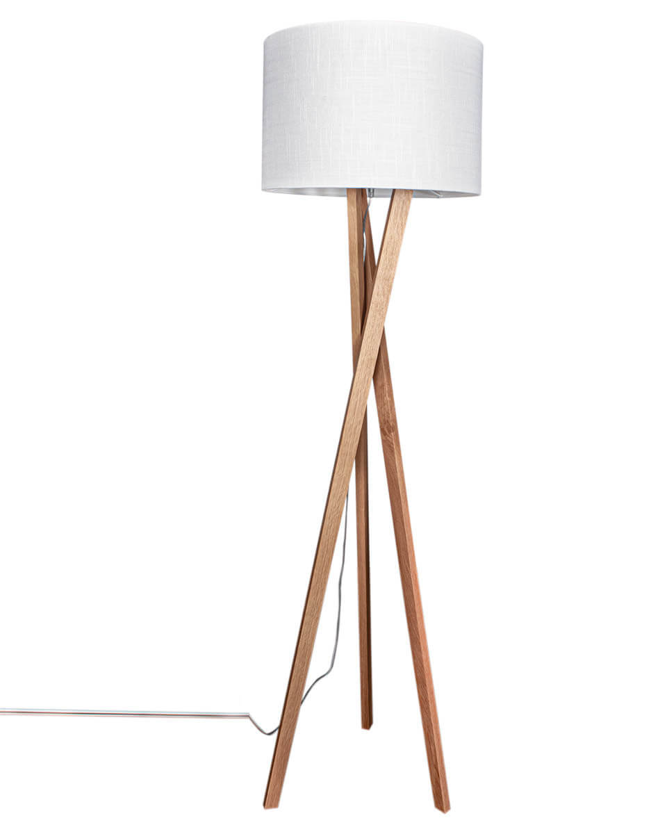 Vega Eik/hvit gulvlampe Fra By Rydéns - Vega er en stilig gulvlampe med en imponerende h&oslash;yde p&aring; 160 cm og en ramme i heltre eik.