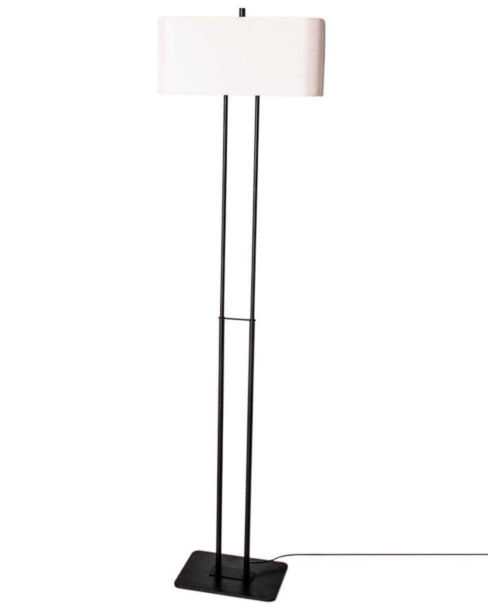 Luton Svart gulvlampe Fra By Rydéns - Den svarte metallbasen med det lange stativet passer perfekt til den rektangul&aelig;re linskjermen i hvitt.