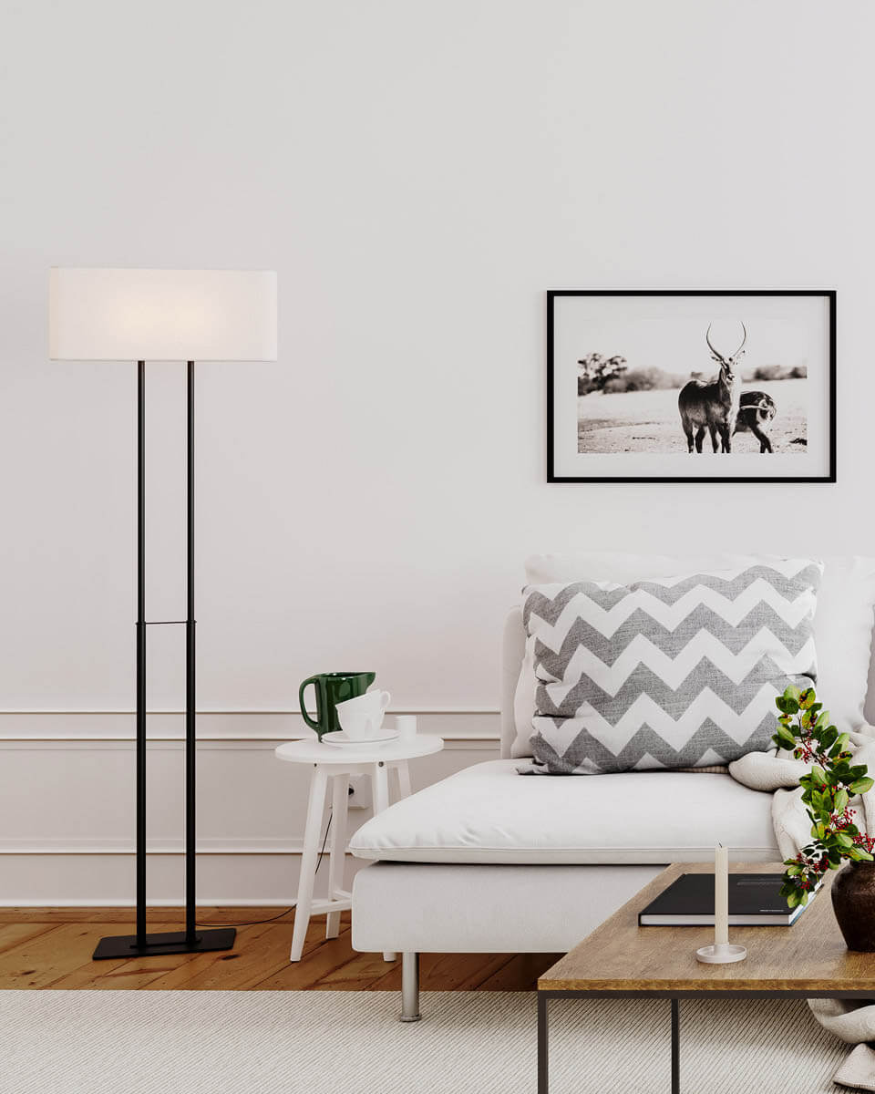Luton Svart gulvlampe Fra By Rydéns - Den svarte metallbasen med det lange stativet passer perfekt til den rektangul&aelig;re linskjermen i hvitt.