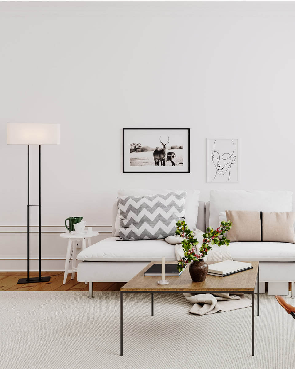 Luton Svart gulvlampe Fra By Rydéns - Den svarte metallbasen med det lange stativet passer perfekt til den rektangul&aelig;re linskjermen i hvitt.
