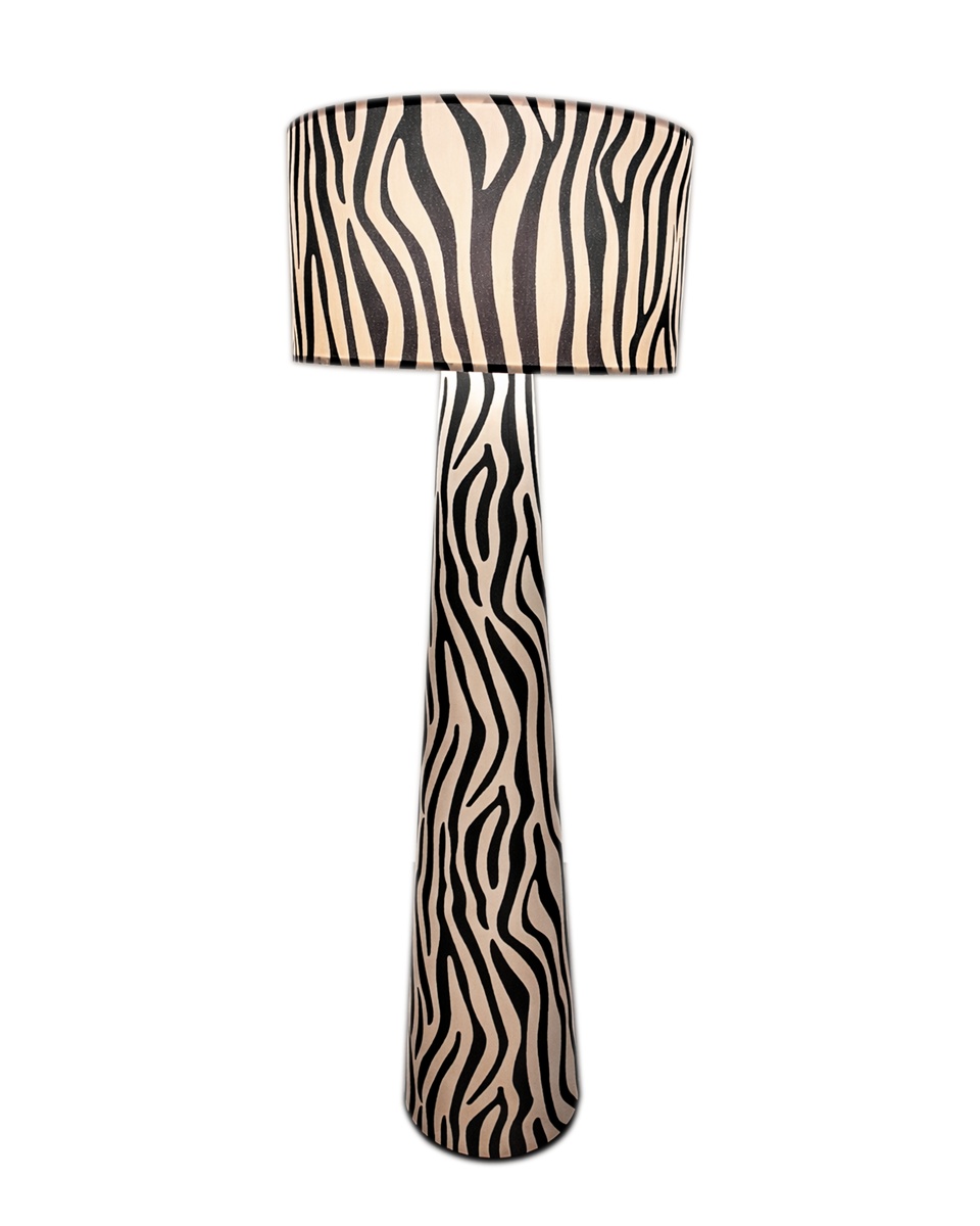 Zany Svart og hvitt gulvlampe Fra By Rydéns - Med sin sjener&oslash;se skjerm p&aring; 50 cm i diameter og sitt grafiske dyrem&oslash;nster er Zany Zebra perfekt for de som &oslash;nsker &aring; tilf&oslash;re personlighet og holdning til hjemmet sitt.