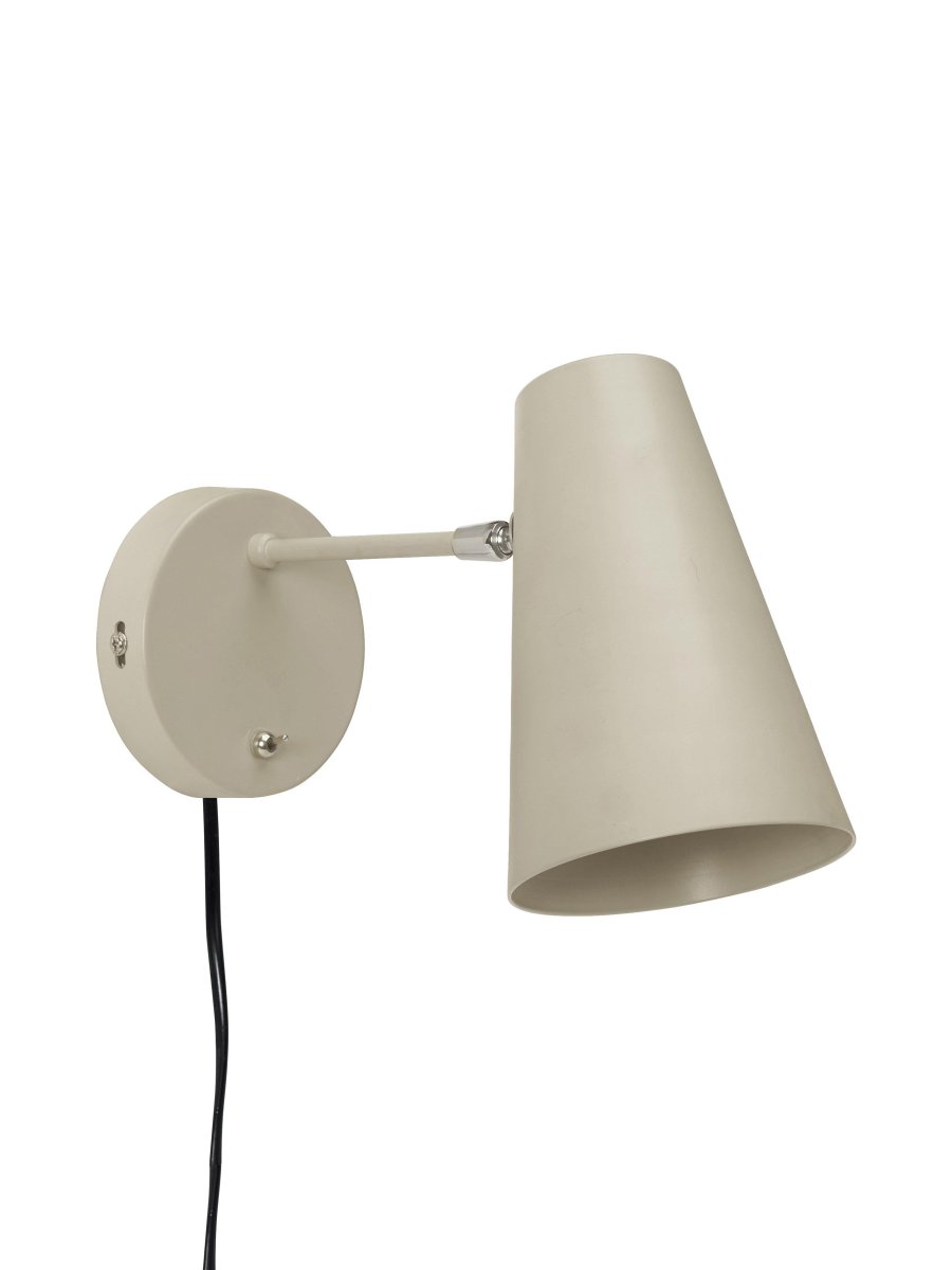 Cornet 26cm Beige vegglampe Fra PR Home - Kornett vegglampe i metall med matt beige lakk og detaljer i krom.