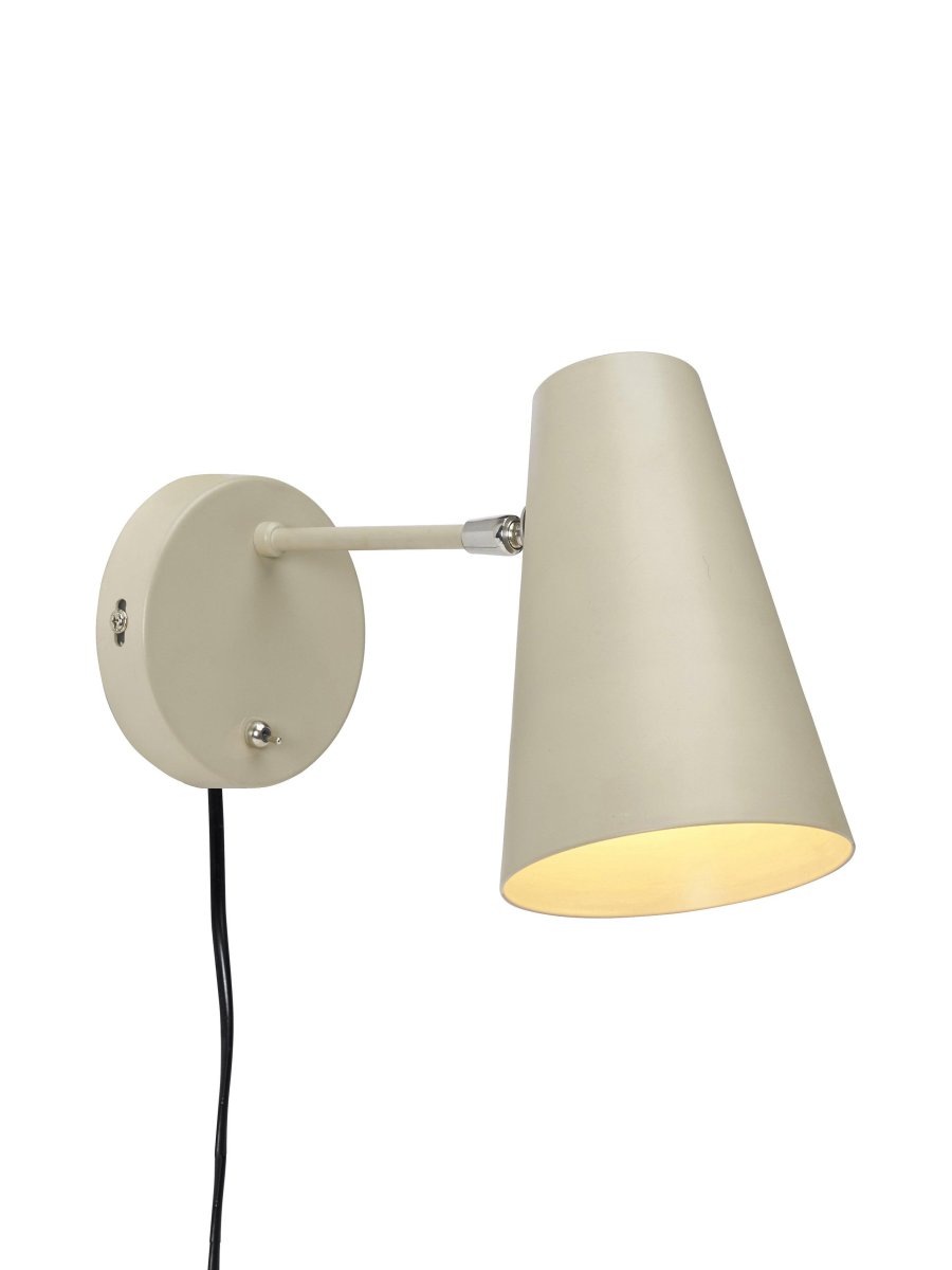 Cornet 26cm Beige vegglampe Fra PR Home - Kornett vegglampe i metall med matt beige lakk og detaljer i krom.