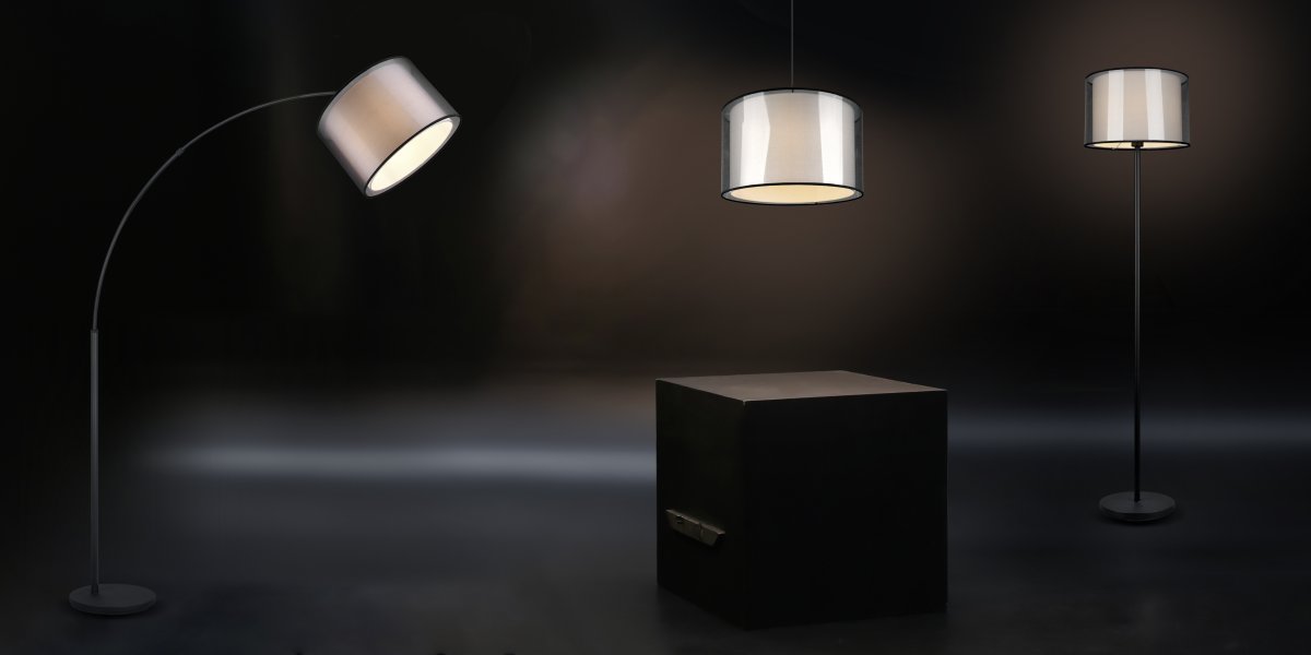 Burton Svart gulvlampe Fra Trio Lighting - Den moderne kombinasjonen av en indre hvit stoffskjerm og en ytre gjennomsiktig sort plastskjerm ser både individuell og forfriskende ut og kan integreres i moderne livsstil ved; mange måter.