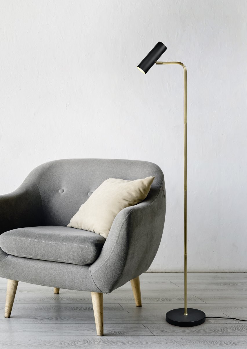 Marley Matt messing gulvlampe Fra Trio Lighting - Den minimalistiske gulvlampen MARLEY med sine rene linjer og elegante design setter lyset i fokus og skaper atmosfæriske aksenter.