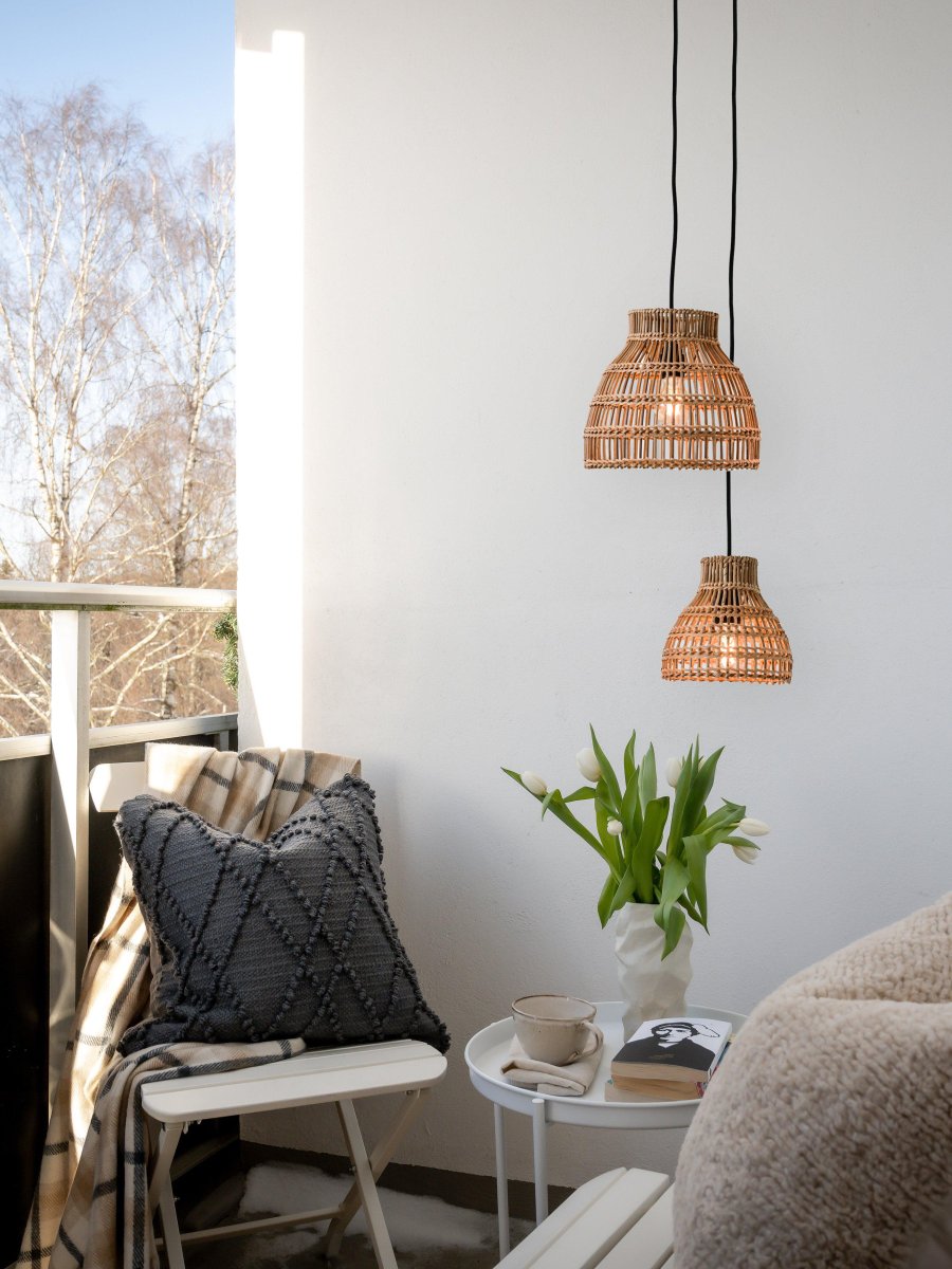 Sarah Ø27 Natur Taklampe Fra PR Home - Siden det er et naturmateriale, trives det best under tak, i et innglasset rom eller innend&oslash;rs.