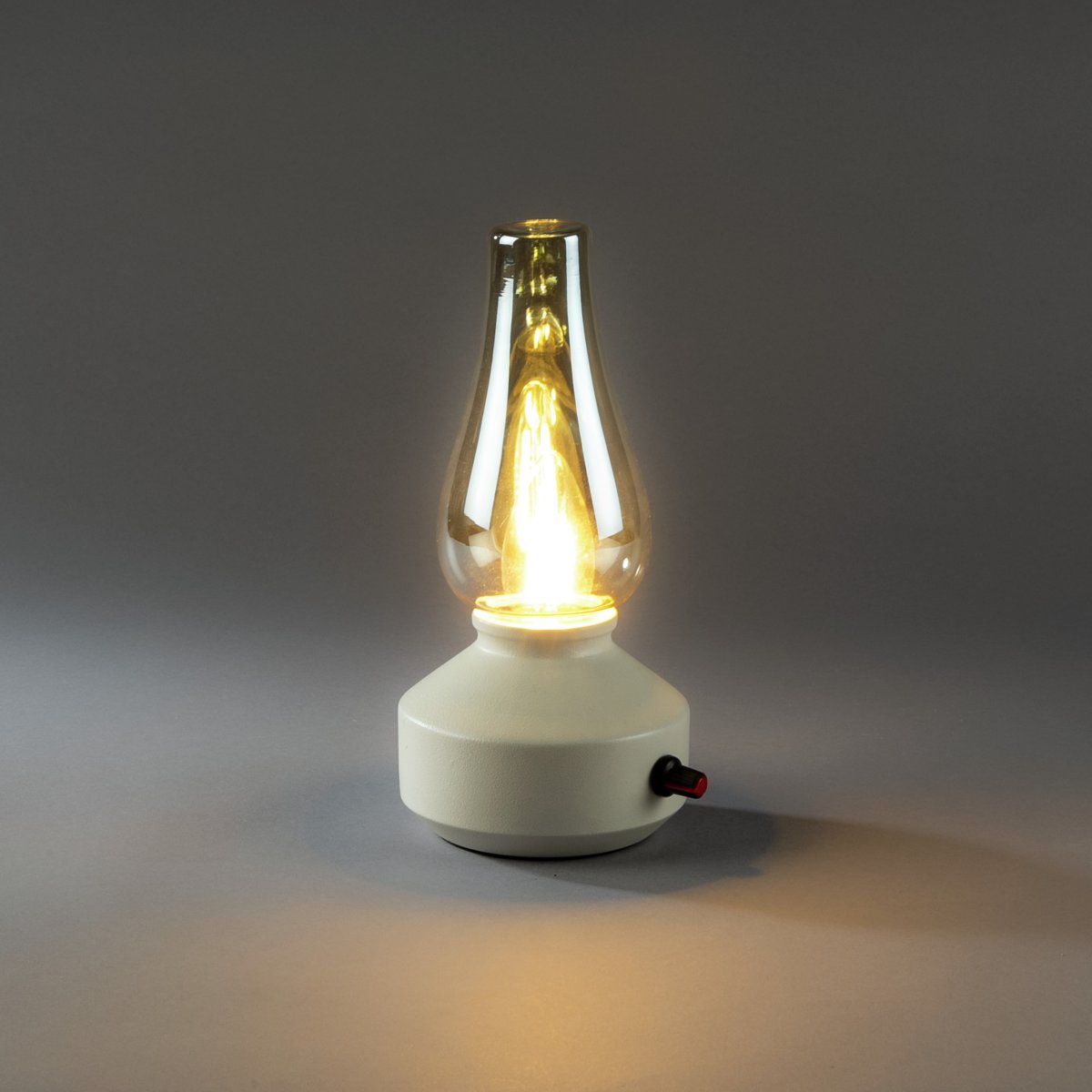 Oppladbar bordlampe 25cm Hvit bærbar Fra Konstsmide - Lampen er laget av metall og glass med en hvit lampefot og en praktisk dimmer som gjør det enkelt å justere det varmhvite, atmosfæriske lyset.