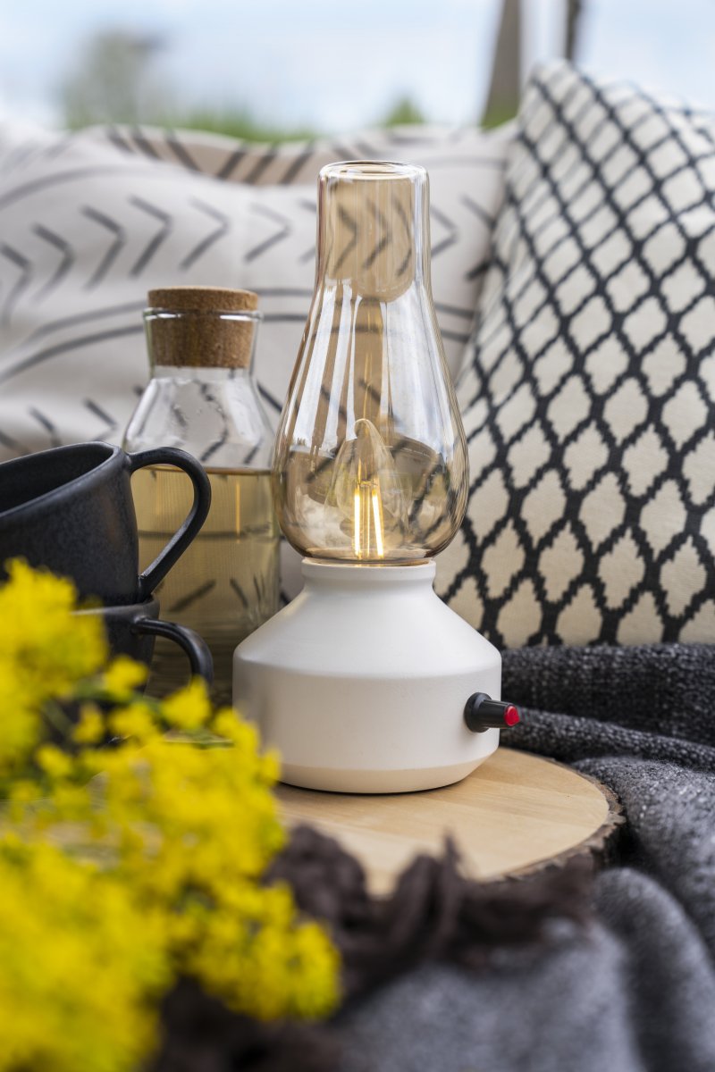 Oppladbar bordlampe 25cm Hvit bærbar Fra Konstsmide - Lampen er laget av metall og glass med en hvit lampefot og en praktisk dimmer som gjør det enkelt å justere det varmhvite, atmosfæriske lyset.