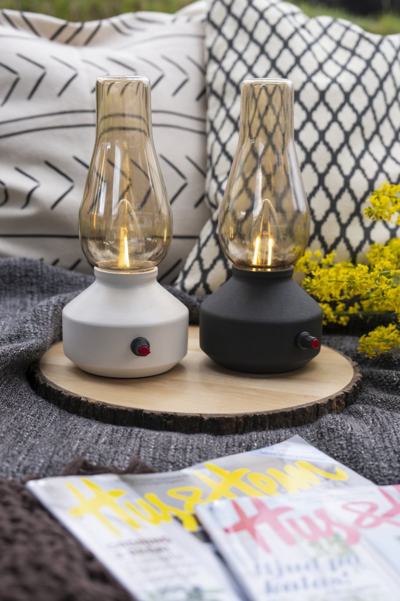 Oppladbar bordlampe 25cm Svart bærbar Fra Konstsmide - Lampen er laget av metall og glass med en svart lampefot og en praktisk dimmer som gjør det enkelt å justere det varmhvite, atmosfæriske lyset.