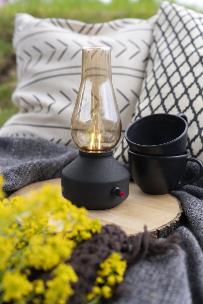 Oppladbar bordlampe 25cm Svart bærbar Fra Konstsmide - Lampen er laget av metall og glass med en svart lampefot og en praktisk dimmer som gjør det enkelt å justere det varmhvite, atmosfæriske lyset.