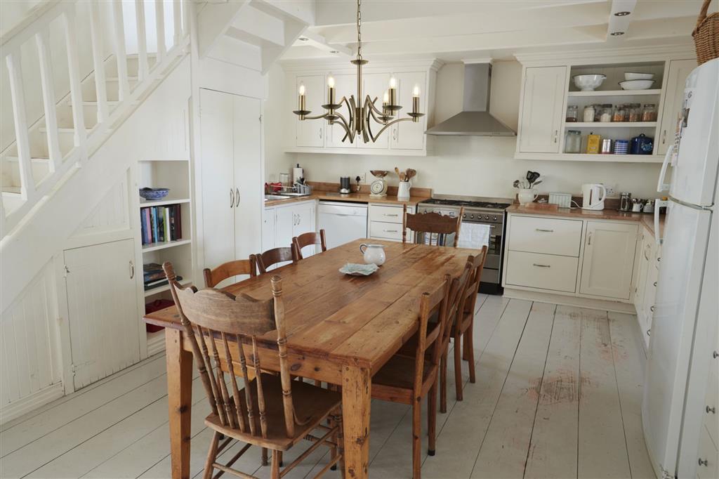 Ascot Ø56 Antikk messing Taklampe Fra Searchlight - Ascot er en klassisk metalllysekrone med antikk messingfinish som blir et tydelig midtpunkt i rommet.