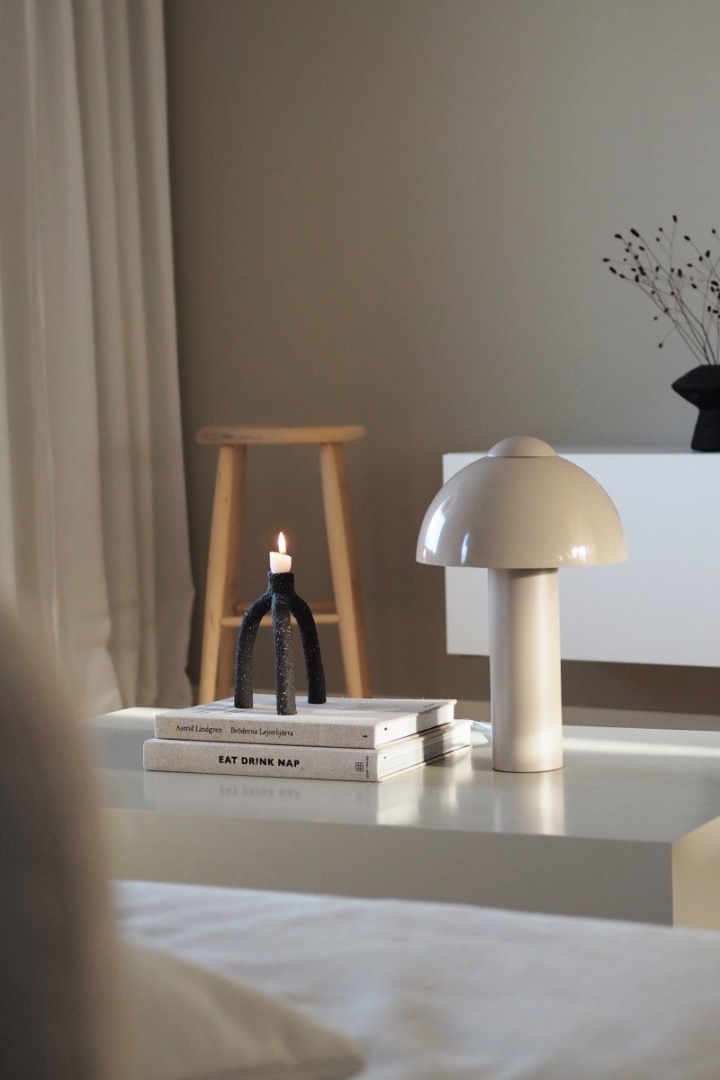 Buddy 36cm Sand bordlampe Fra Globen Lighting - Den matte lampefoten og toppen st&aring;r i kontrast til en h&oslash;yglanset lampeskjerm.