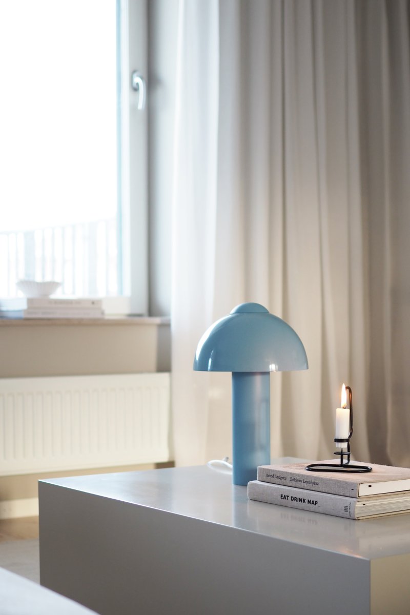 Buddy 36cm Lys blå bordlampe Fra Globen Lighting - Den matte lampebasen og toppen står i kontrast til en høyglanset lampeskjerm.