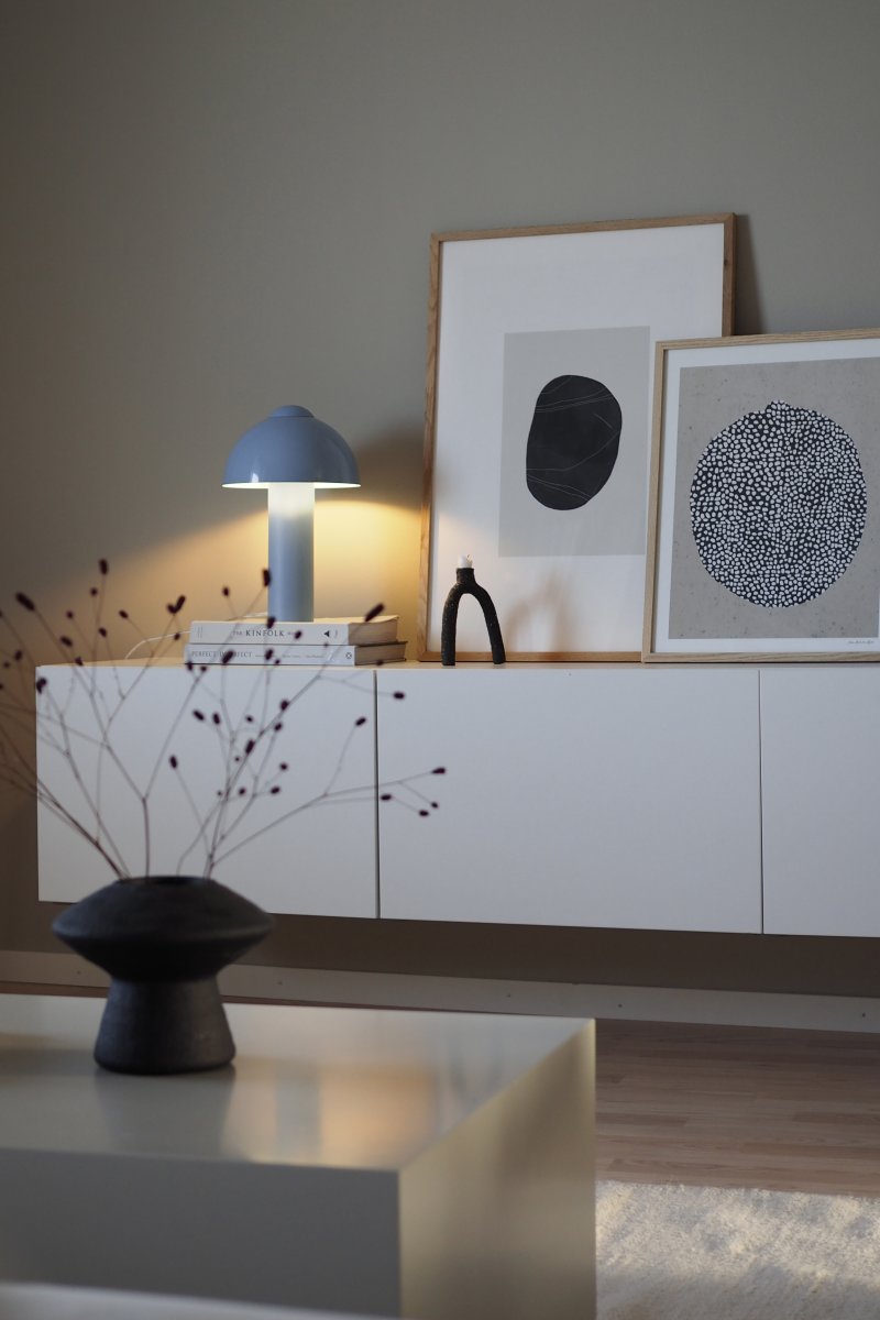 Buddy 36cm Lys blå bordlampe Fra Globen Lighting - Den matte lampebasen og toppen står i kontrast til en høyglanset lampeskjerm.