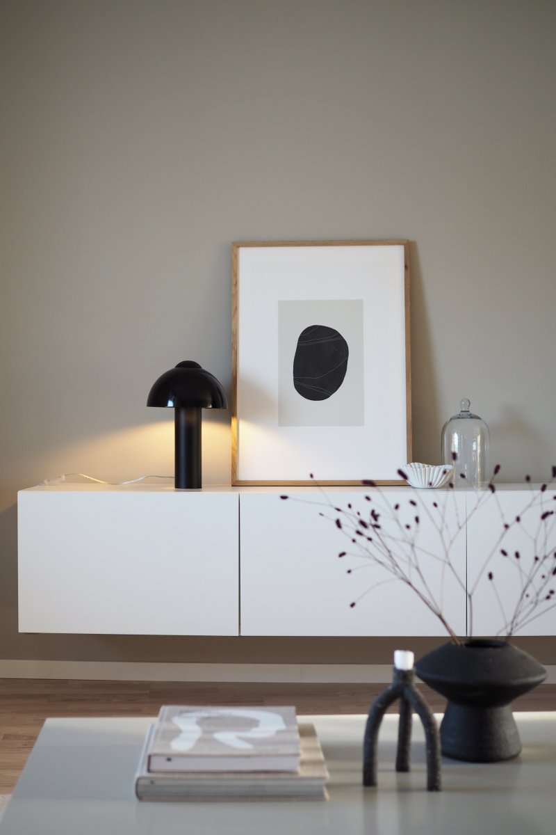 Buddy 36cm Svart bordlampe Fra Globen Lighting - Den matte lampebasen og toppen st&aring;r i kontrast til en h&oslash;yglanset lampeskjerm.
