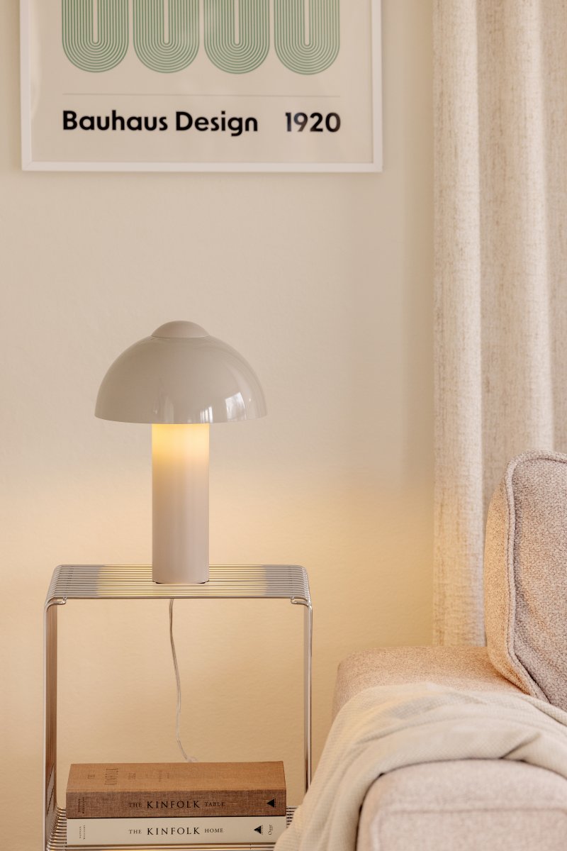 Buddy 36cm Sand bordlampe Fra Globen Lighting - Den matte lampefoten og toppen st&aring;r i kontrast til en h&oslash;yglanset lampeskjerm.