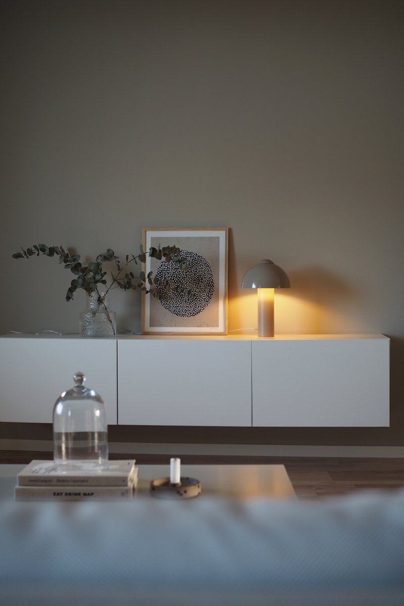 Buddy 36cm Sand bordlampe Fra Globen Lighting - Den matte lampefoten og toppen st&aring;r i kontrast til en h&oslash;yglanset lampeskjerm.