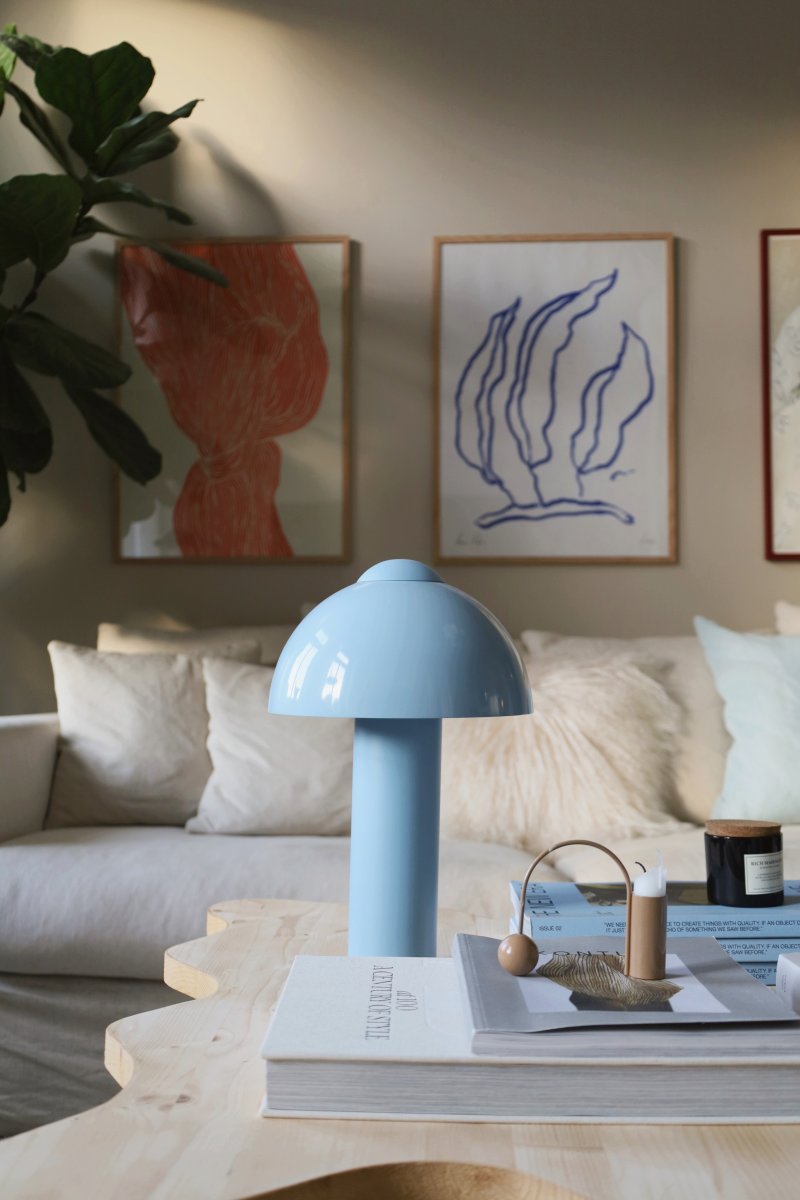 Buddy 36cm Lys blå bordlampe Fra Globen Lighting - Den matte lampebasen og toppen står i kontrast til en høyglanset lampeskjerm.