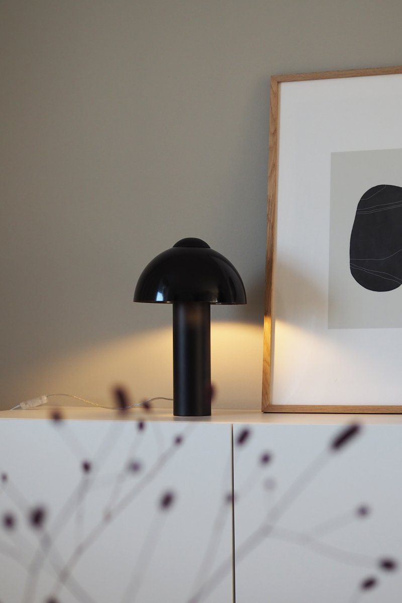 Buddy 36cm Svart bordlampe Fra Globen Lighting - Den matte lampebasen og toppen st&aring;r i kontrast til en h&oslash;yglanset lampeskjerm.