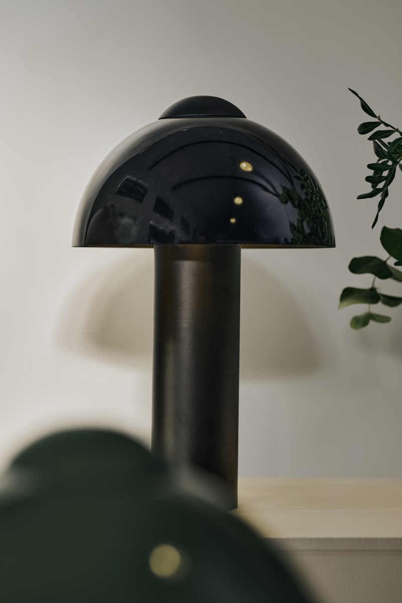 Buddy 36cm Svart bordlampe Fra Globen Lighting - Den matte lampebasen og toppen st&aring;r i kontrast til en h&oslash;yglanset lampeskjerm.