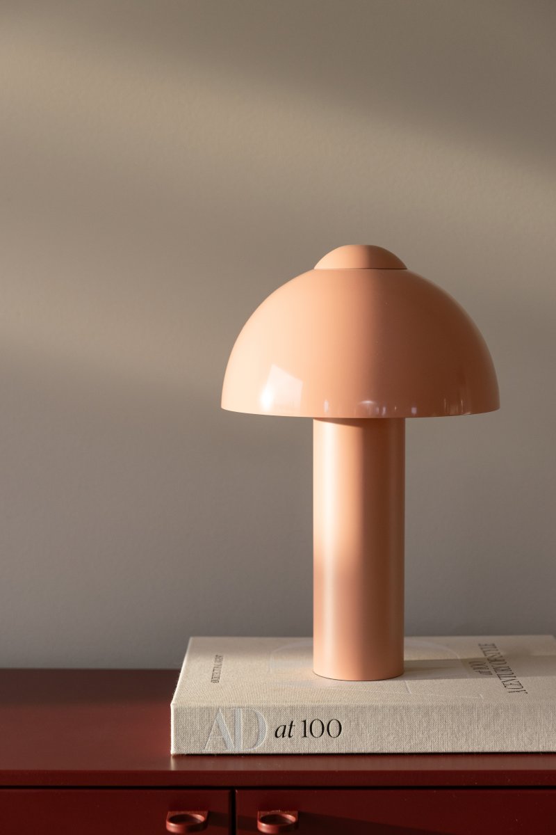 Buddy 36cm Rosa bordlampe Fra Globen Lighting - Den matte lampebasen og toppen står i kontrast til en høyglanset lampeskjerm.