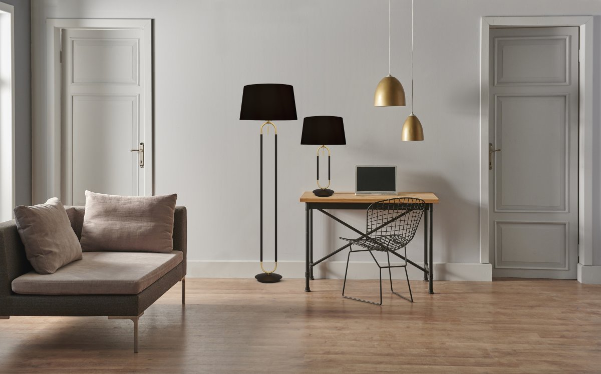 Jazz 50cm Matt svart bordlampe Fra Searchlight - Den geometriske metallrammen i gull og sort skaper en harmonisk kontrast, mens den sorte lampeskjermen sprer et mykt og behagelig lys.