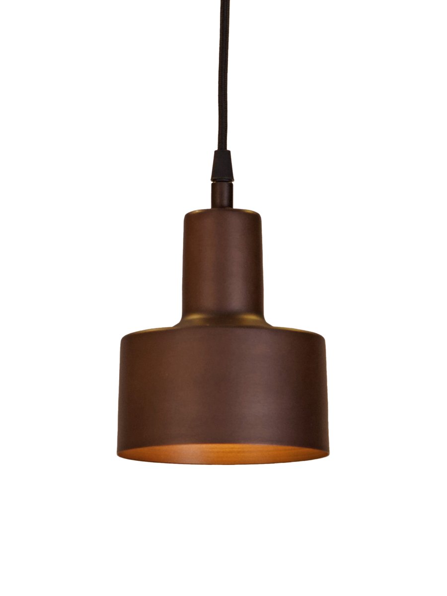 Solo Ø13cm Brun vinduslampe Fra PR Home - Solo er en enkel vinduslampe i metall med minimalistisk design.
