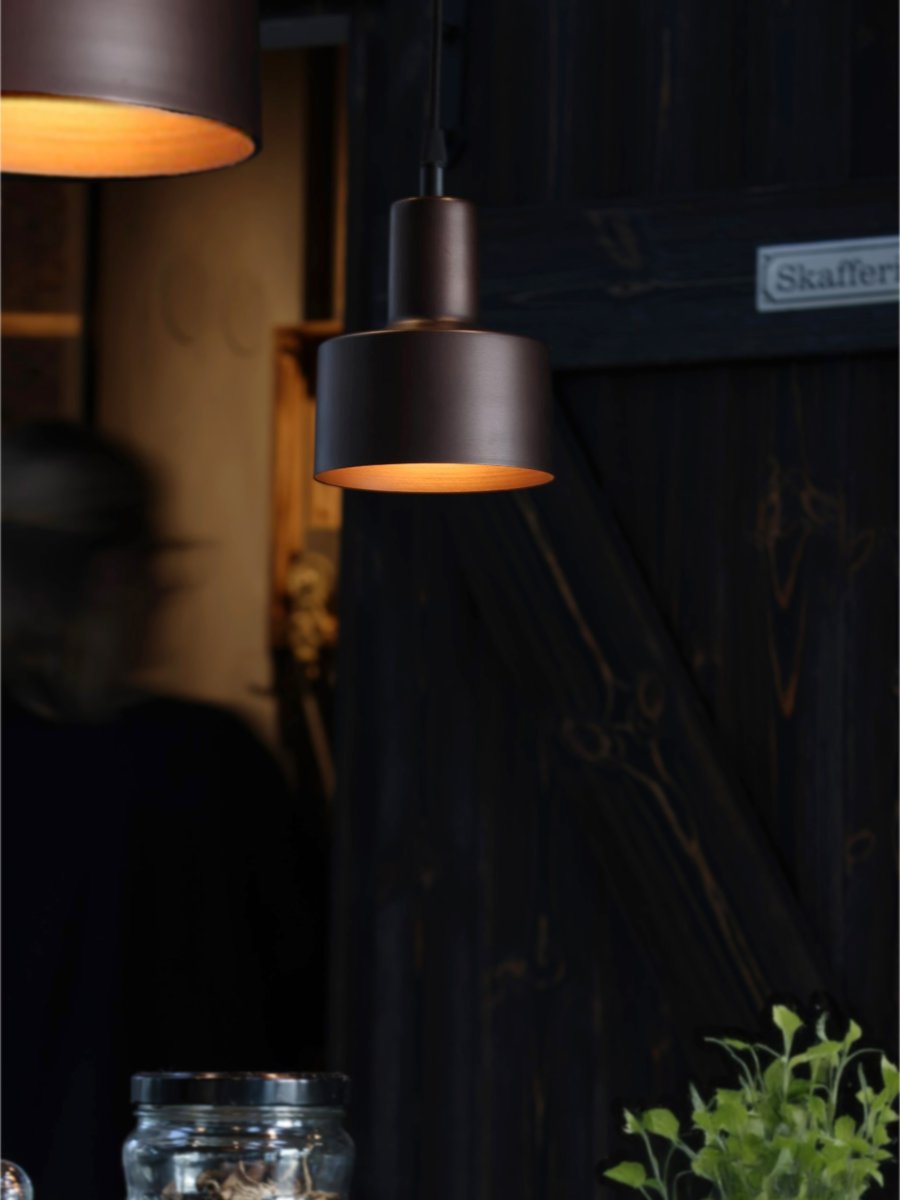 Solo Ø13cm Brun vinduslampe Fra PR Home - Solo er en enkel vinduslampe i metall med minimalistisk design.