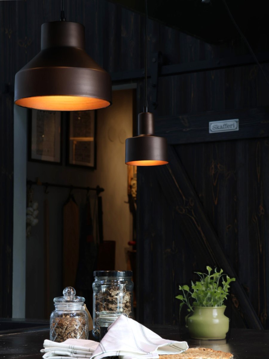Solo Ø13cm Brun vinduslampe Fra PR Home - Solo er en enkel vinduslampe i metall med minimalistisk design.
