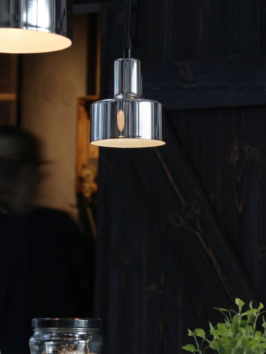 Solo Ø13 Krom vinduslampe Fra PR Home - Solo er en elegant vinduslampe i metall med minimalistisk design.