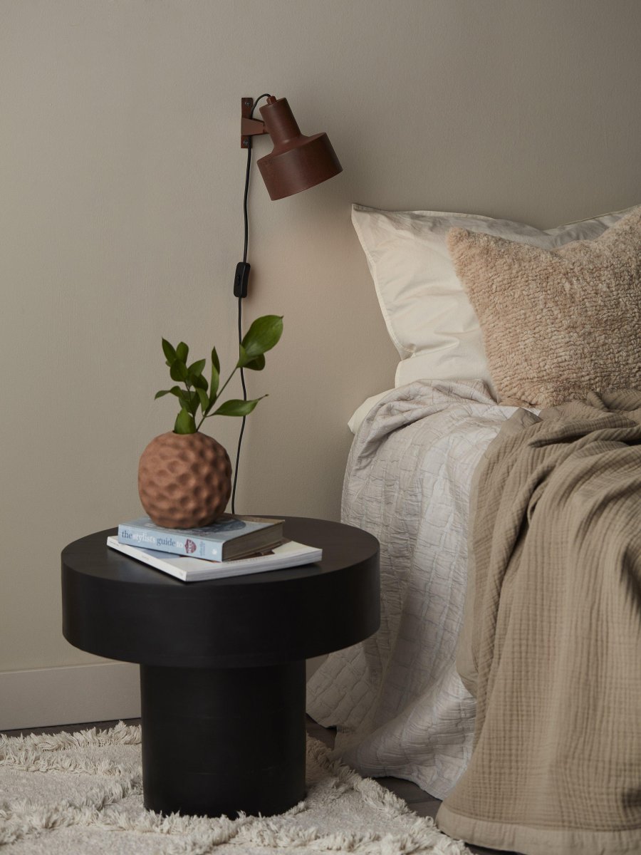 Solo 23cm Rust vegglampe Fra PR Home - Vegglampe Solo er en liten vegglampe i metall med justerbar skjerm.