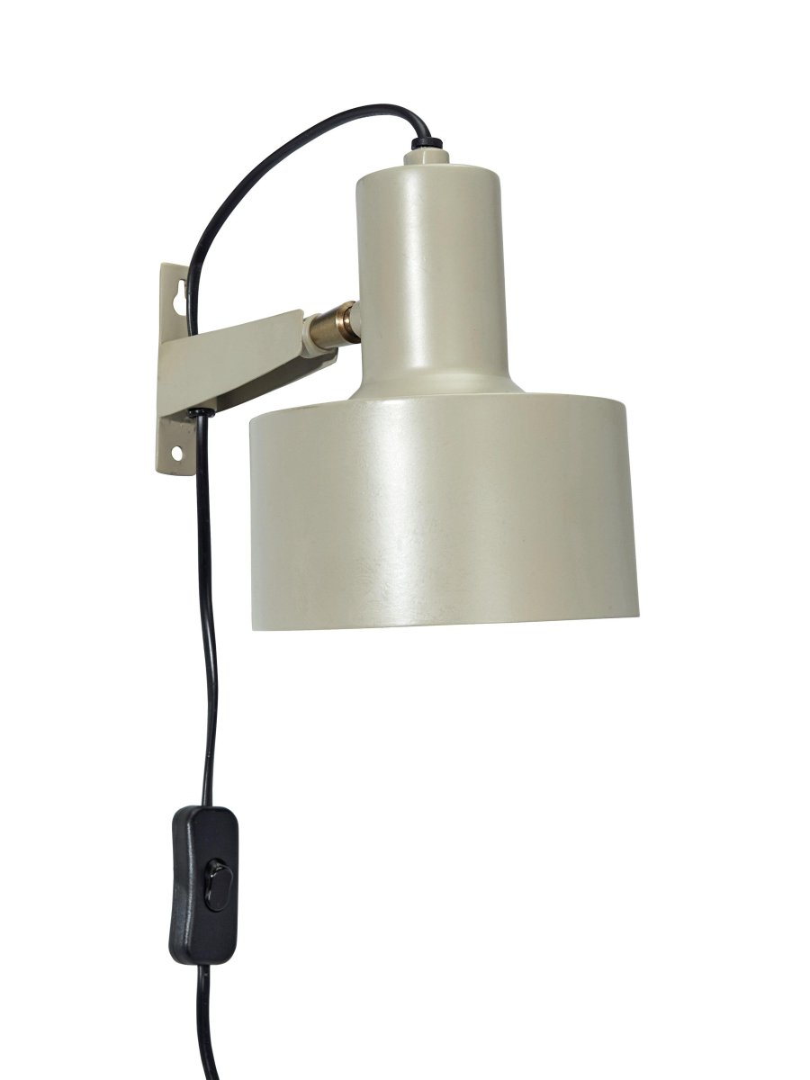 Solo 23cm Beige vegglampe Fra PR Home - Vegglampe Solo er en liten vegglampe i metall med justerbar skjerm.