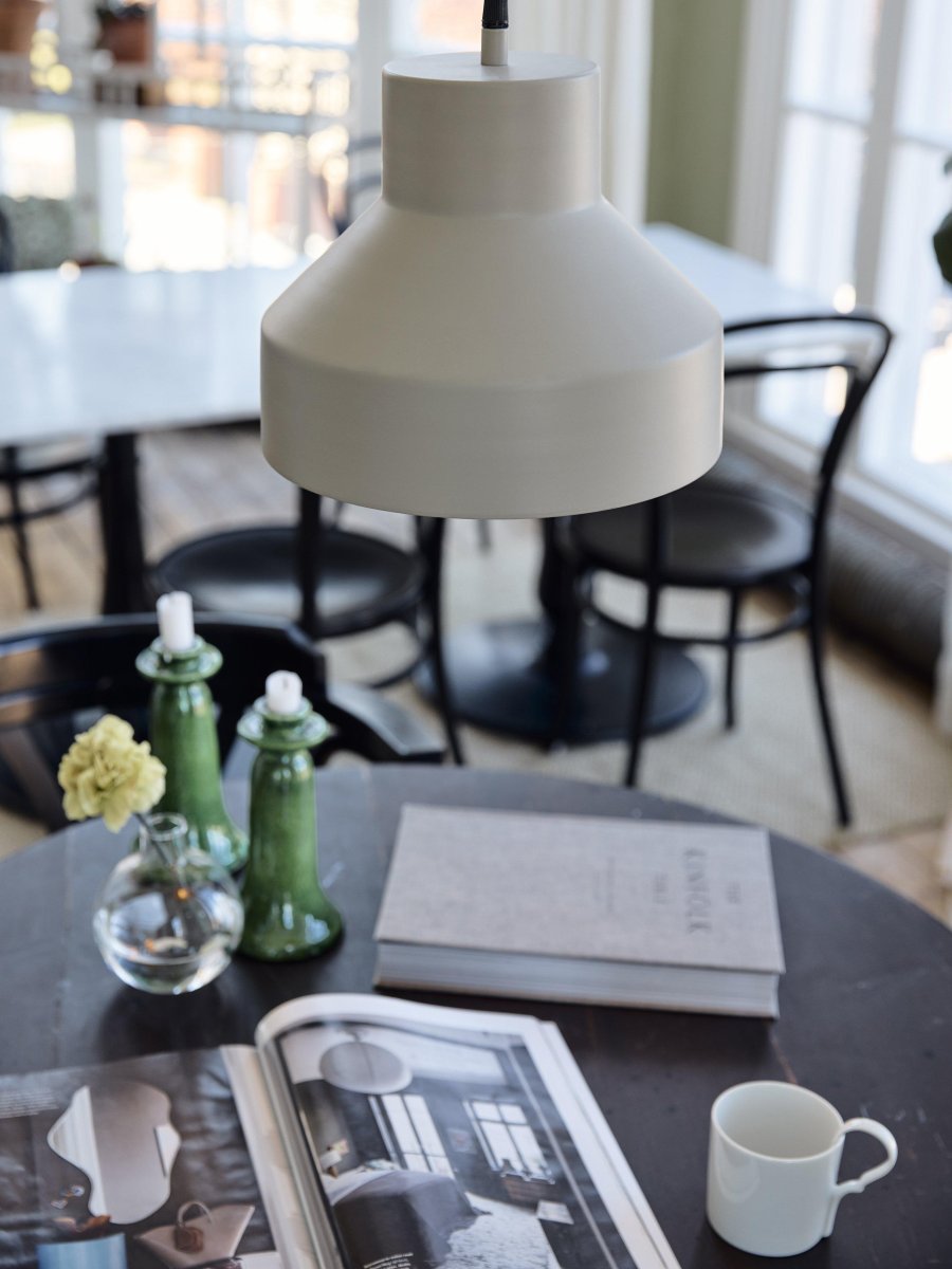 Solo Ø26 Beige Taklampe Fra PR Home - Taklampe Solo er en mindre taklampe i metall.