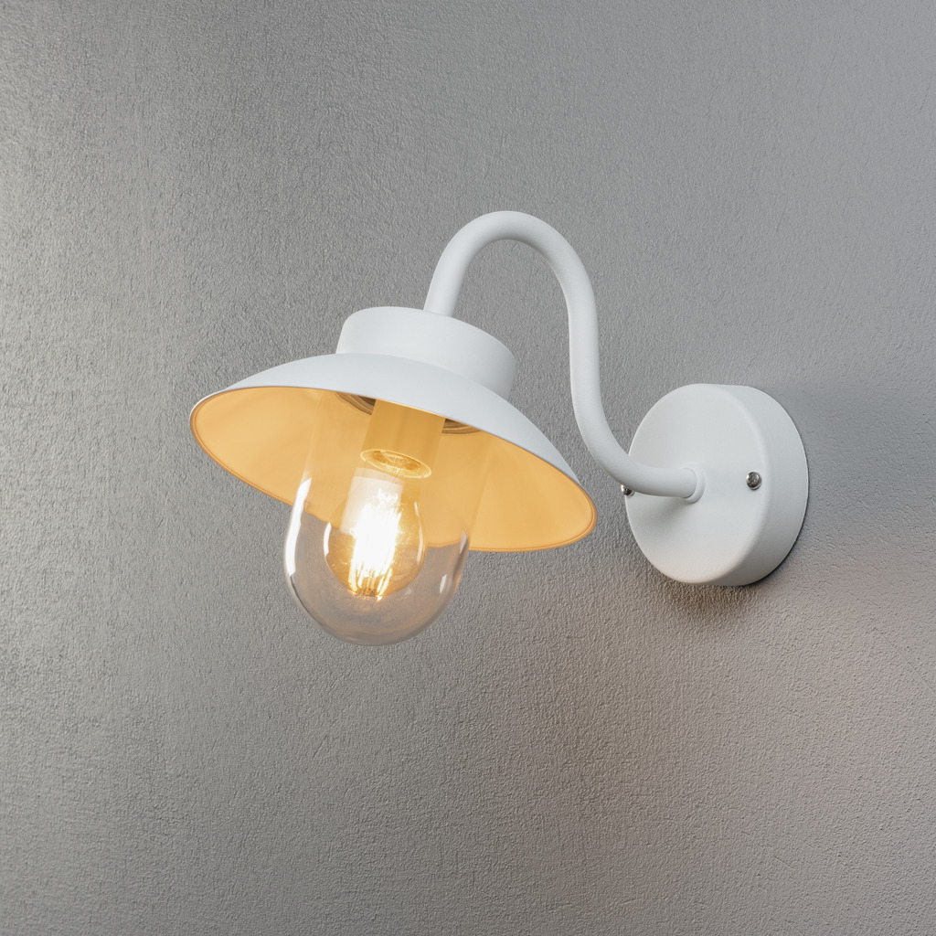 Vega Hvit utendørslampe Fra Konstsmide - Den brede skjermen og den klare glasskuppelen sprer et behagelig og rettet lys, noe som gjør lampen perfekt for entre og uteplasser.