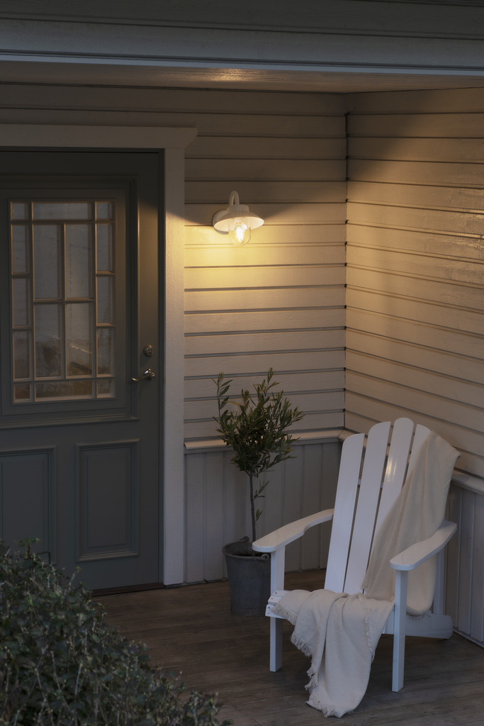 Vega Hvit utendørslampe Fra Konstsmide - Den brede skjermen og den klare glasskuppelen sprer et behagelig og rettet lys, noe som gjør lampen perfekt for entre og uteplasser.