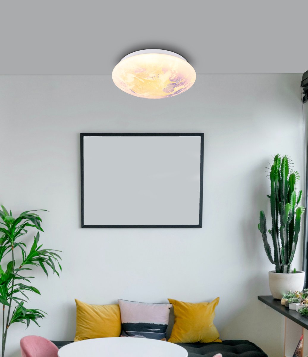 Gaia Ø26 Flerfarget barnelampe Fra Globo Lighting - Gaia &auml;r en unik plafond med en detaljerad v&auml;rld och molnmotiv p&aring; sk&auml;rmen.