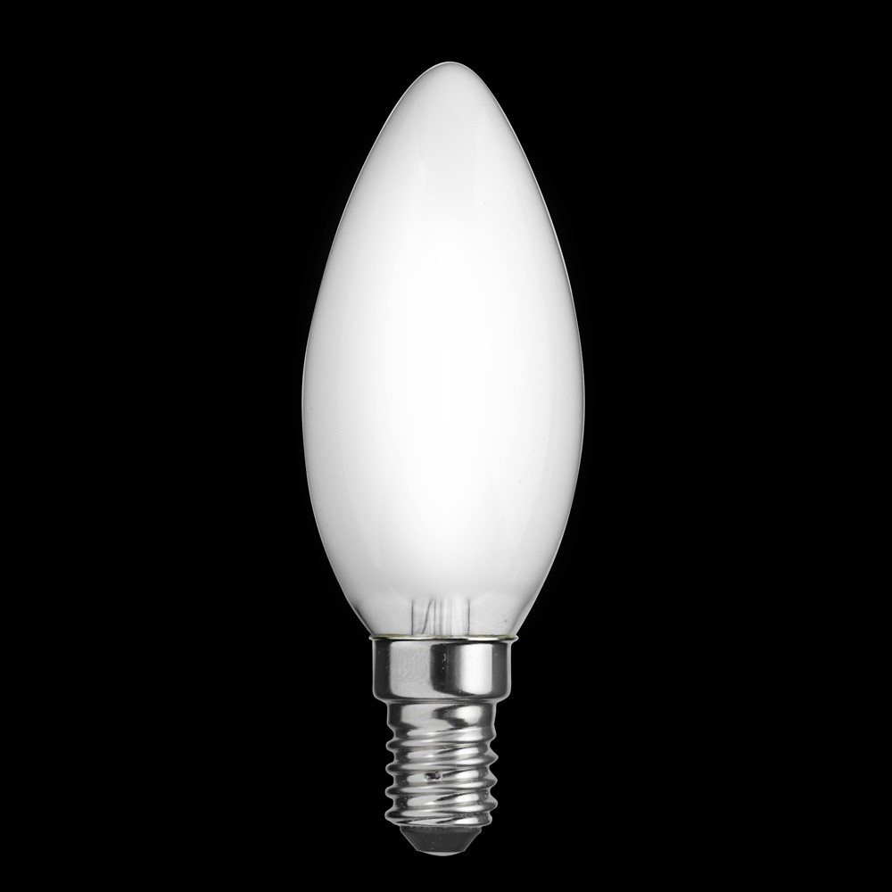 LED E14 Kronelyspære matt 0,8W 2700K Hvit Fra Unison - Den elegante kronlysformen og den matte overflaten gj&oslash;r den ideell for lysekroner og andre dekorative armaturer, hvor det er behov for atmosf&aelig;risk og energieffektiv belysning.