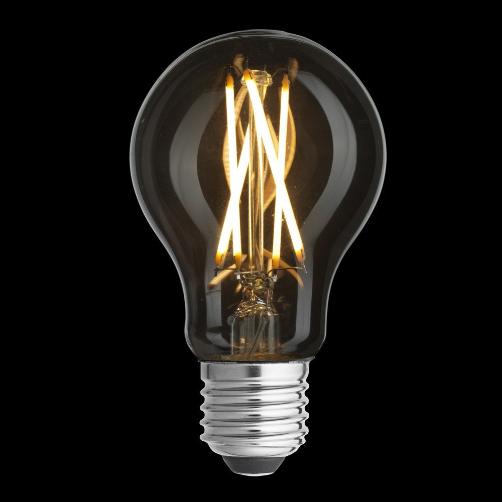 E27 normal 4W 2700K Gjennomsiktig Fra Unison - Med effekt på 4W og et varmt, innbydende lys på 2700K gir denne lyspæren samme glød som tradisjonelle lyspærer, men med betydelig lavere energiforbruk.