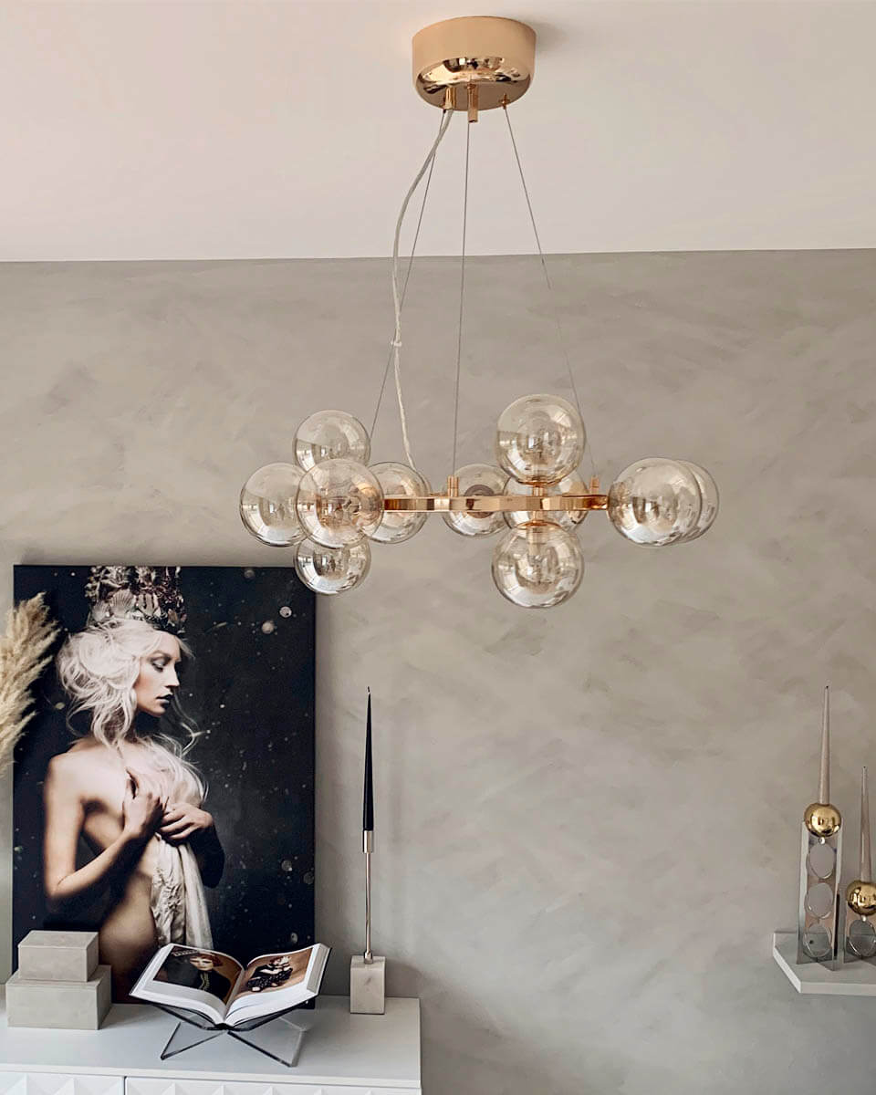Splendor Ø58 Rav Taklampe Fra By Rydéns - Splendor er en vakker, i&oslash;ynefallende taklampe som best&aring;r av 15 ravfargede glasskuler som sitter rundt en rund ramme.