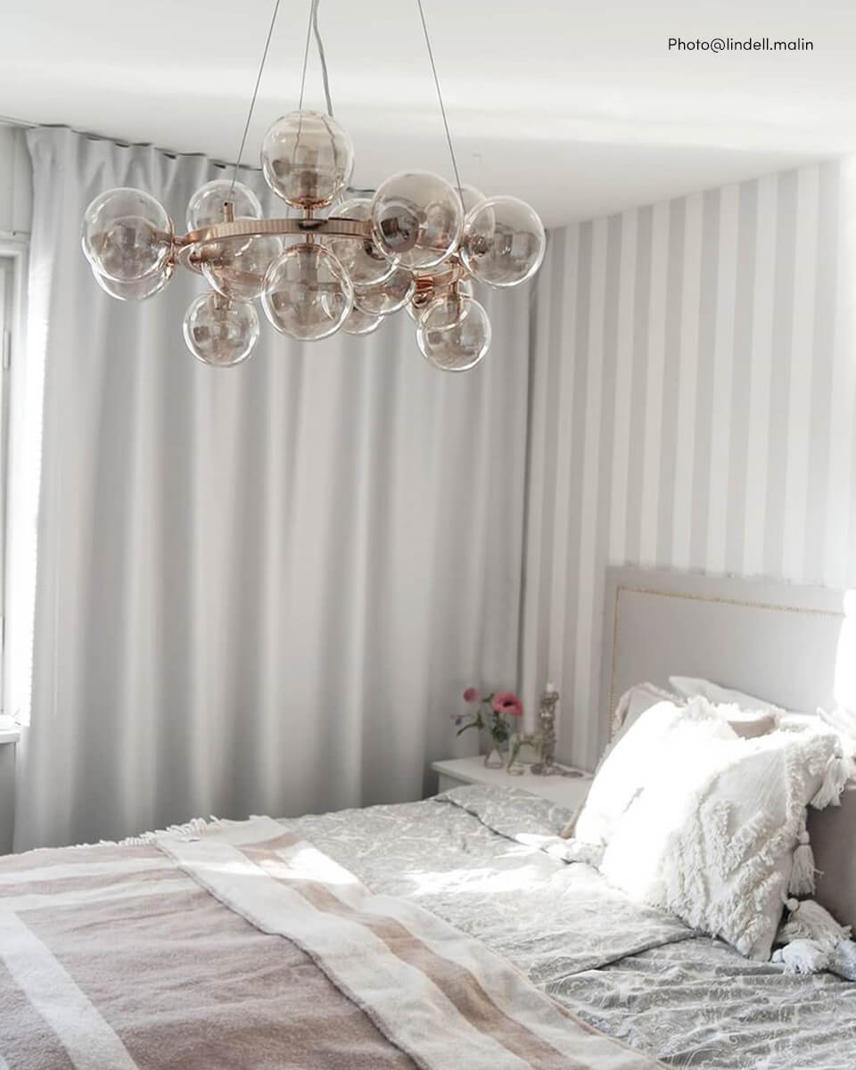 Splendor Ø58 Rav Taklampe Fra By Rydéns - Splendor er en vakker, i&oslash;ynefallende taklampe som best&aring;r av 15 ravfargede glasskuler som sitter rundt en rund ramme.