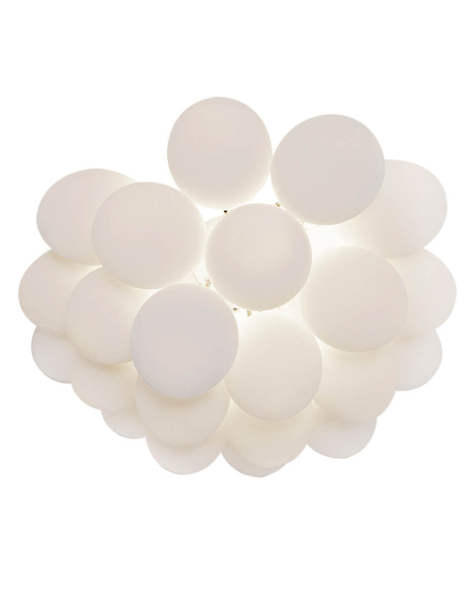 Gross Ø50 Hvit plafond Fra By Rydéns - Gross plafond er en dekorativ taklampe som best&aring;r av 20 munnbl&aring;ste glasskuler, hver med en diameter p&aring; 10 cm.