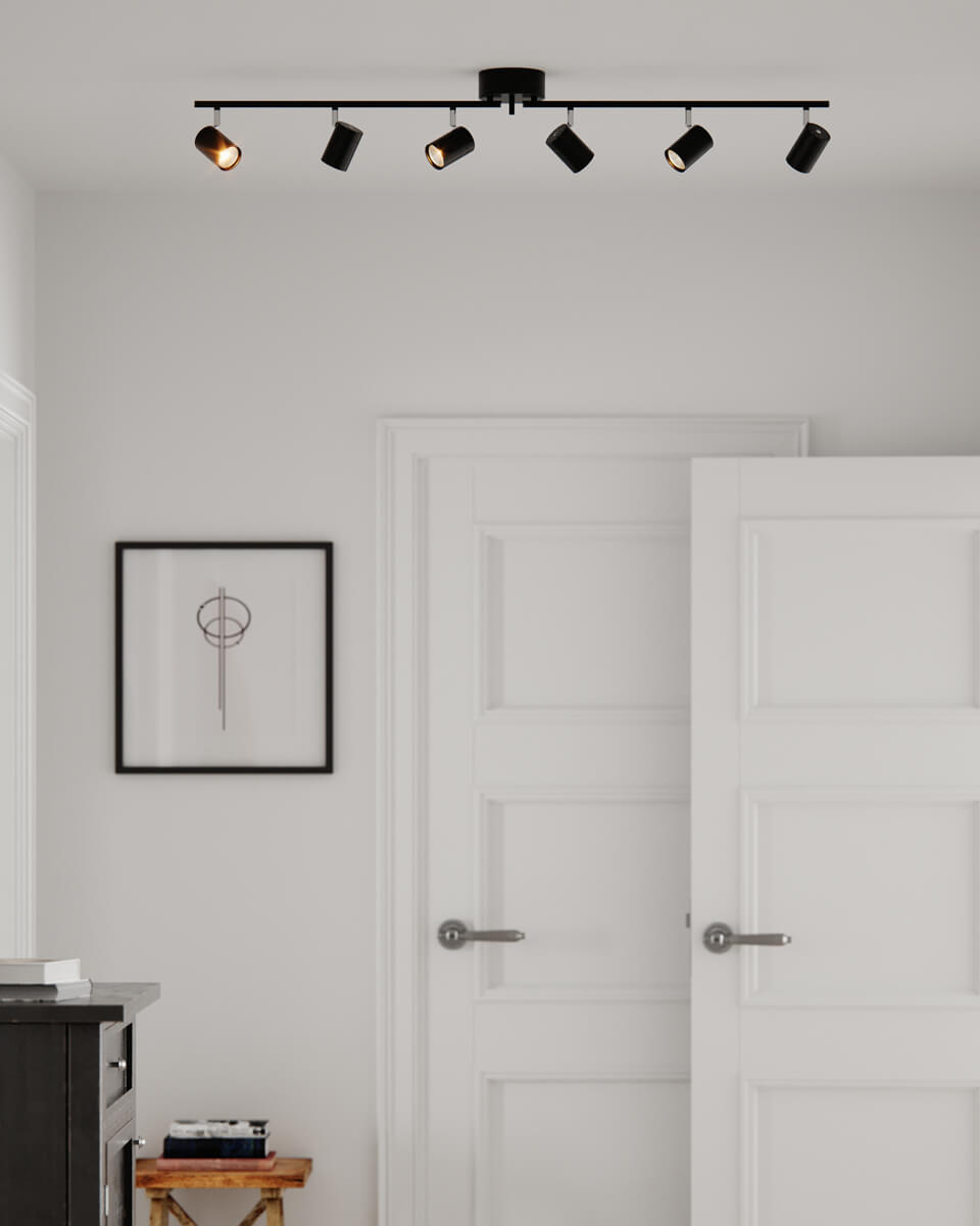 Correct 6 Matt svart spotlight Fra By Rydéns - Lampens armer kan ogs&aring; vinkles, noe som betyr at du kan tilpasse formen til rommet i stedet for &aring; ha lampen i en rett linje.
