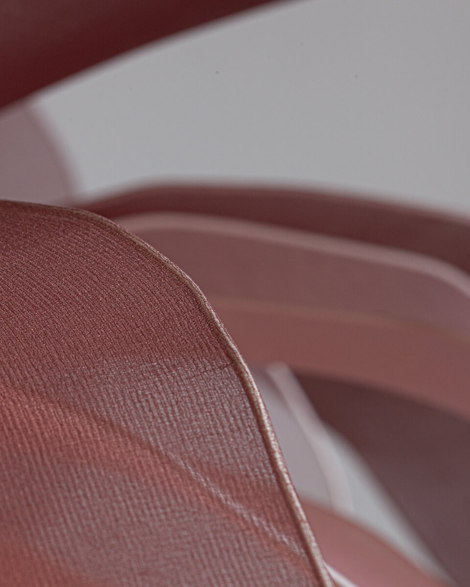 Lou Lou Ø80 Rosa Taklampe Fra By Rydéns - Lou Lou blir ikke bare en lyskilde, men ogs&aring; et kunstverk i hjemmet ditt, og dens tilpassbare stil gj&oslash;r den til en perfekt interi&oslash;rdetalj for &aring; skape en unik atmosf&aelig;re.