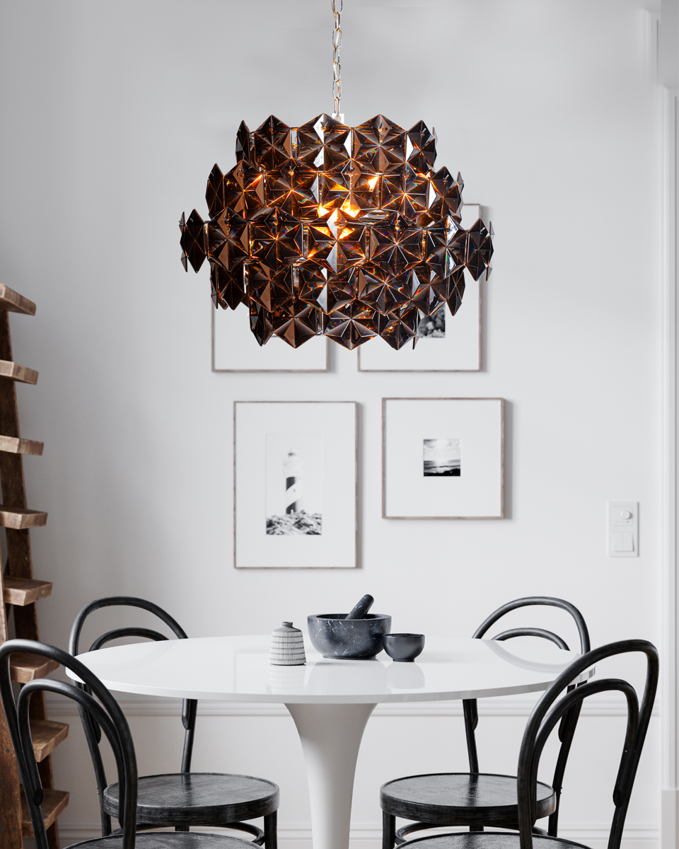 Monarque Ø58 Svart krystall Fra By Rydéns - Når lampen er slått på, skapes en glitrende og atmosfærisk glød som gir rommet en eksklusiv karakter.